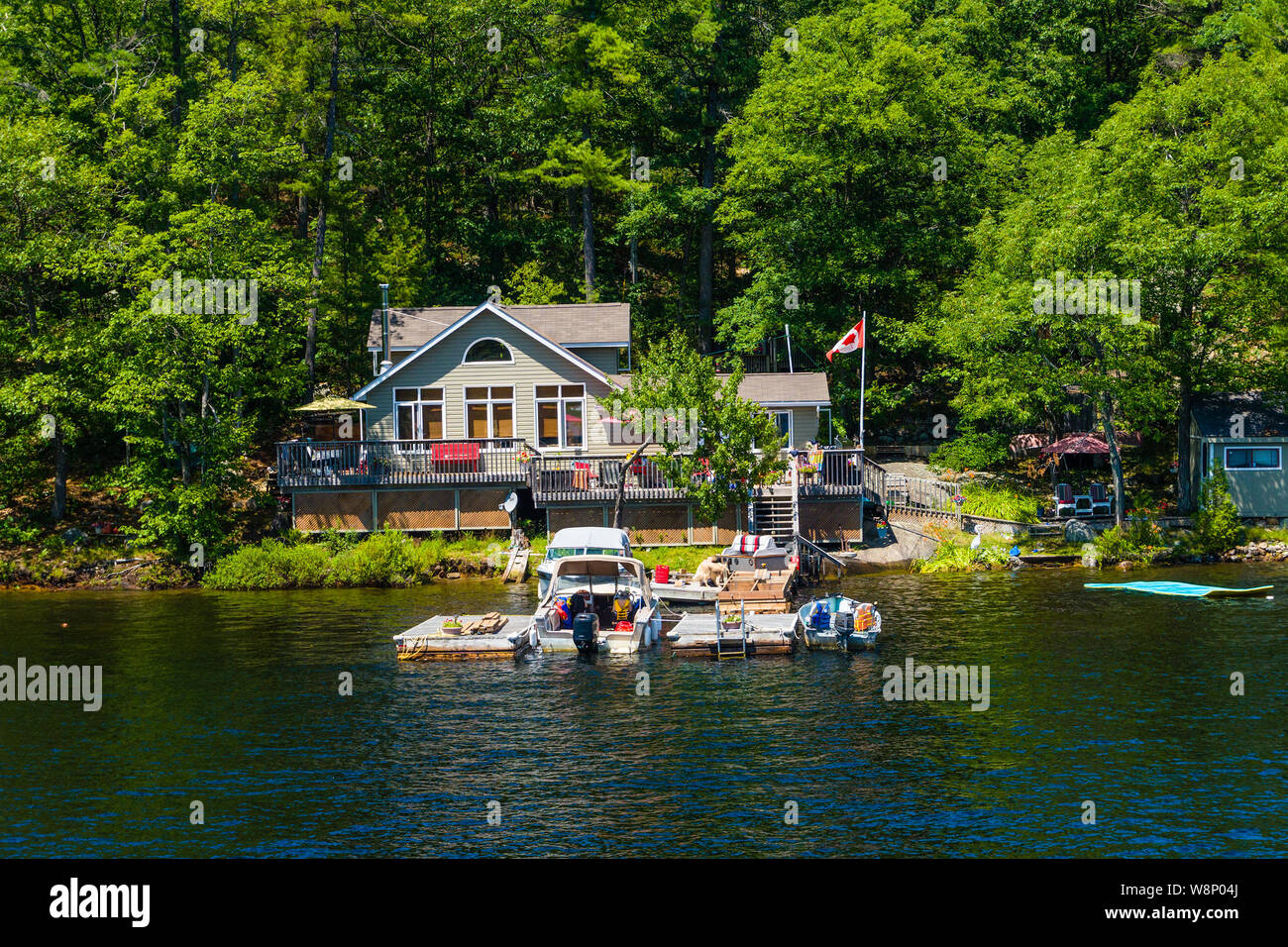 La vie sur les îles, sur les petites îles pittoresques cottages sont construits pour vous détendre au bord de l'eau. Près de la maison il y a un bateau ou avion Banque D'Images