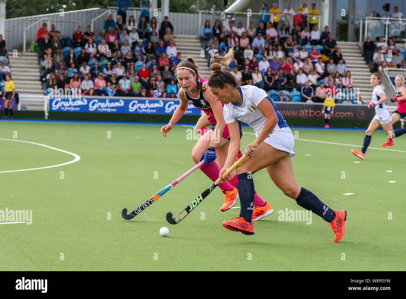 Glasgow, Ecosse, Royaume-Uni. 10 août 2019. Le dernier jour de la Women's Championship Eurohockey ll tenue à Glasgow Centre Nationale de Hockey a été un vendu avec des milliers de spectateurs remplissant les gradins et zones ouvertes entourant le pas à regarder très concurrentielle entre les équipes correspond à l'ensemble de l'Europe. Images de l'Ecosse contre l'Italie en finale et l'Ecosse a battu l'Italie 2 - 1.(l'Ecosse en rose et blanc en Italie) Credit : Findlay/Alamy Live News Banque D'Images