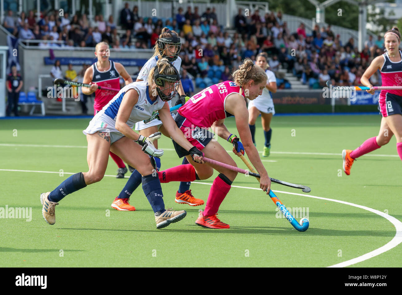 Glasgow, Ecosse, Royaume-Uni. 10 août 2019. Le dernier jour de la Women's Championship Eurohockey ll tenue à Glasgow Centre Nationale de Hockey a été un vendu avec des milliers de spectateurs remplissant les gradins et zones ouvertes entourant le pas à regarder très concurrentielle entre les équipes correspond à l'ensemble de l'Europe. Images de l'Ecosse contre l'Italie en finale et l'Ecosse a battu l'Italie 2 - 1.(l'Ecosse en rose et blanc en Italie) Credit : Findlay/Alamy Live News Banque D'Images