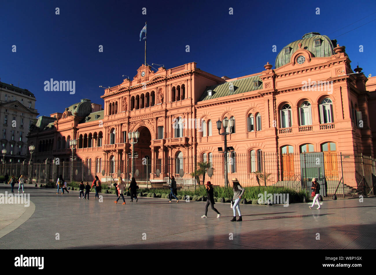 La Casa Rosada, vu ici, est sans doute le plus important monument situé sur l'historique Plaza de Mayo, situé dans la ville de Buenos Aires Banque D'Images