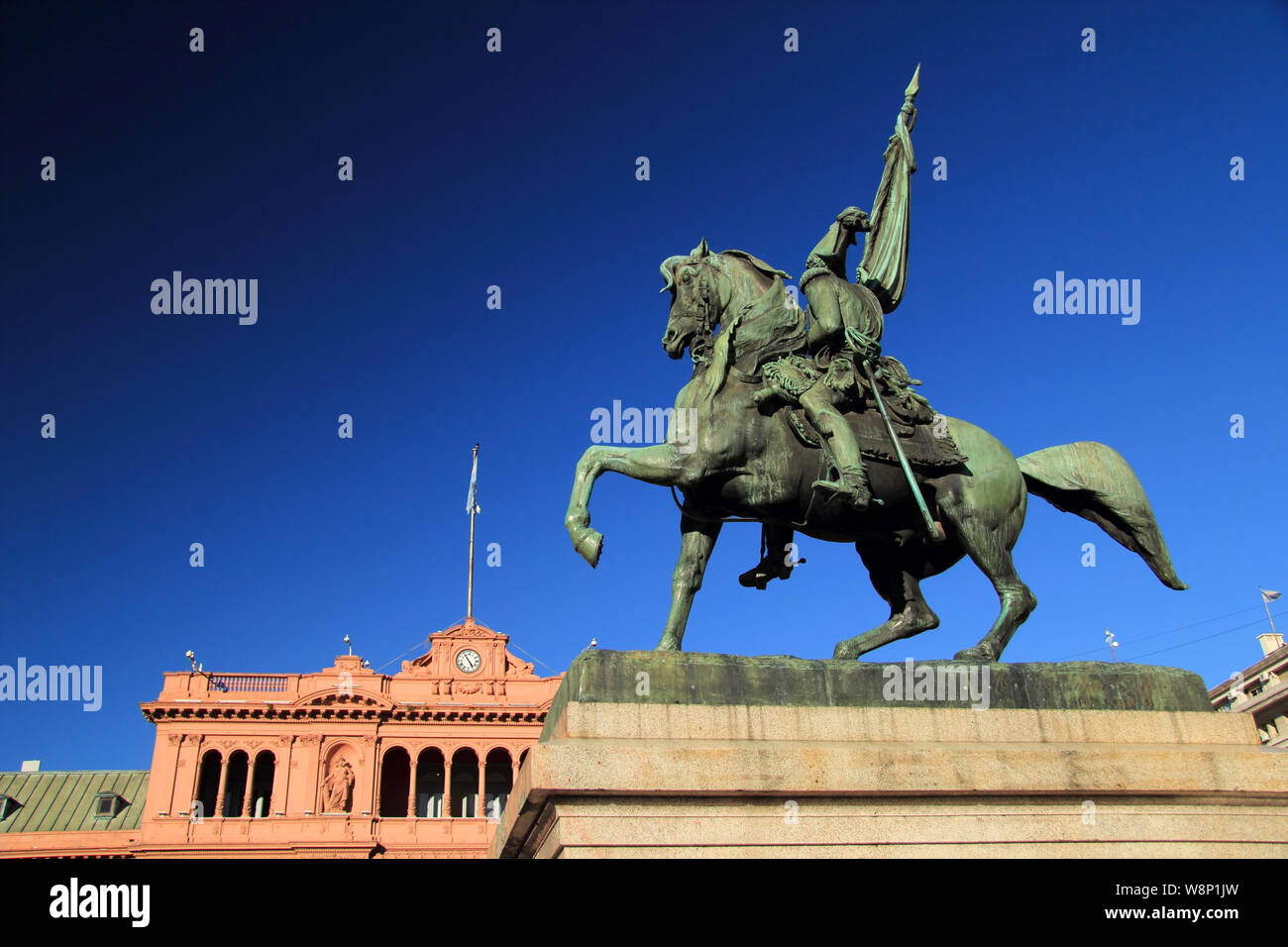 Un monument honorant le général Manuel Belgrano est un des monuments centraux de la Plaza de Mayo à Buenos Aires, en Argentine Banque D'Images