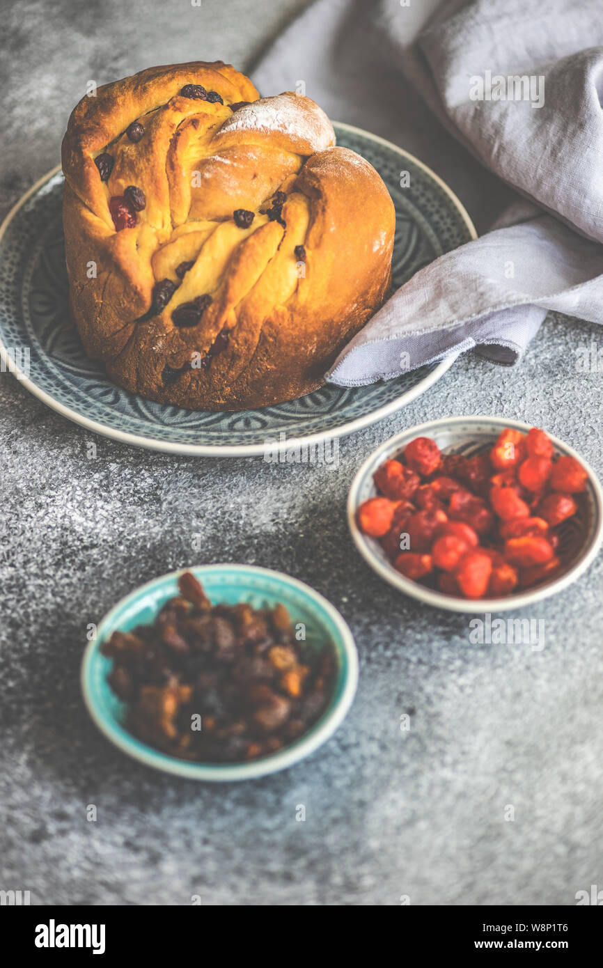 Gâteau traditionnel de Pâques (kraffin craffin) sur fond de pierre with copy space Banque D'Images
