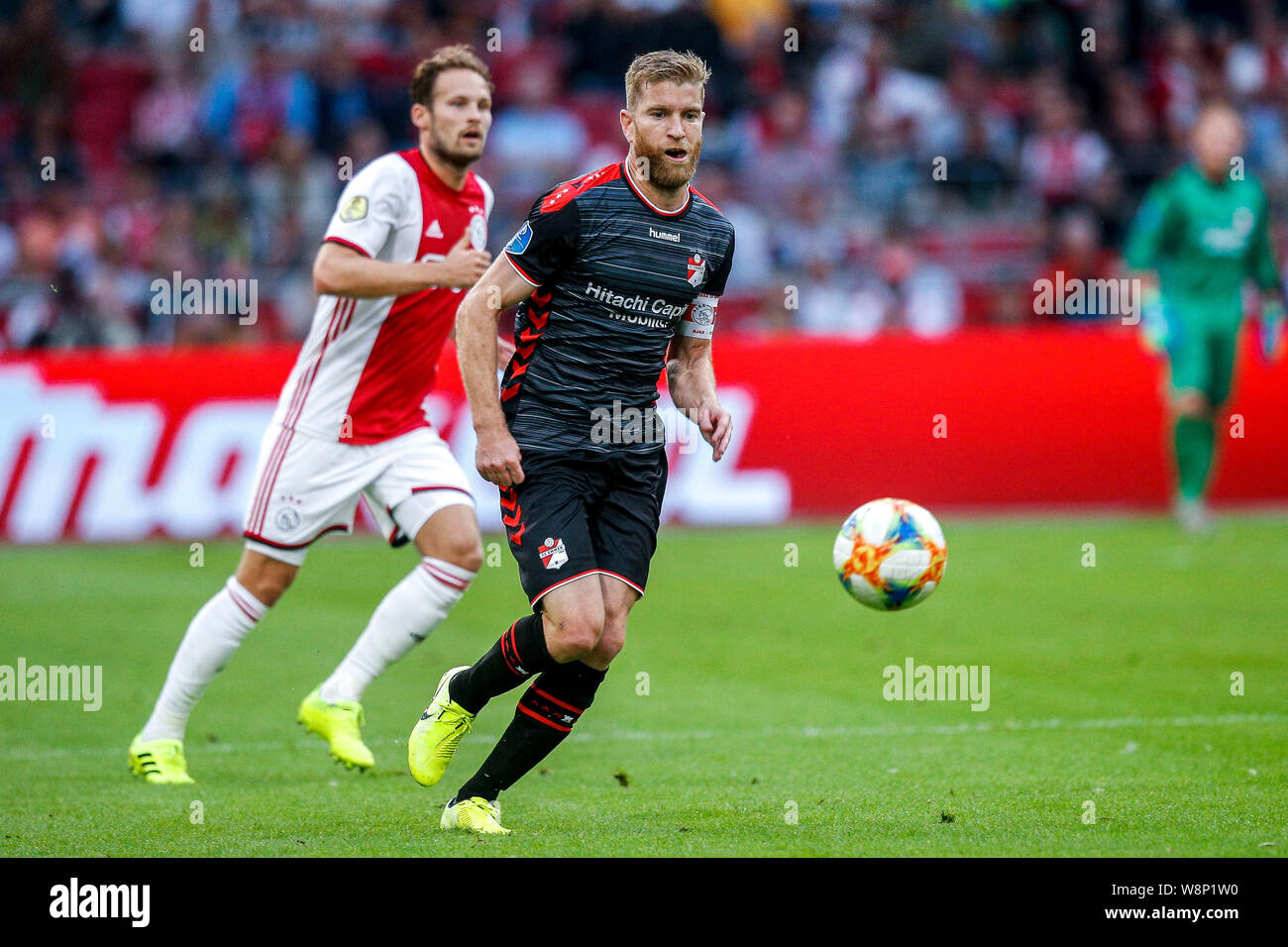 Amsterdam, Pays-Bas. 10 août, 2019. AMSTERDAM, 10-08-2019, Johan Cruijff ArenA, de la saison 2018/2019, l'Eredivisie néerlandaise, Emmen dvd Michael de Leeuw sur le ballon pendant le match Ajax - Emmen. Credit : Pro Shots/Alamy Live News Banque D'Images