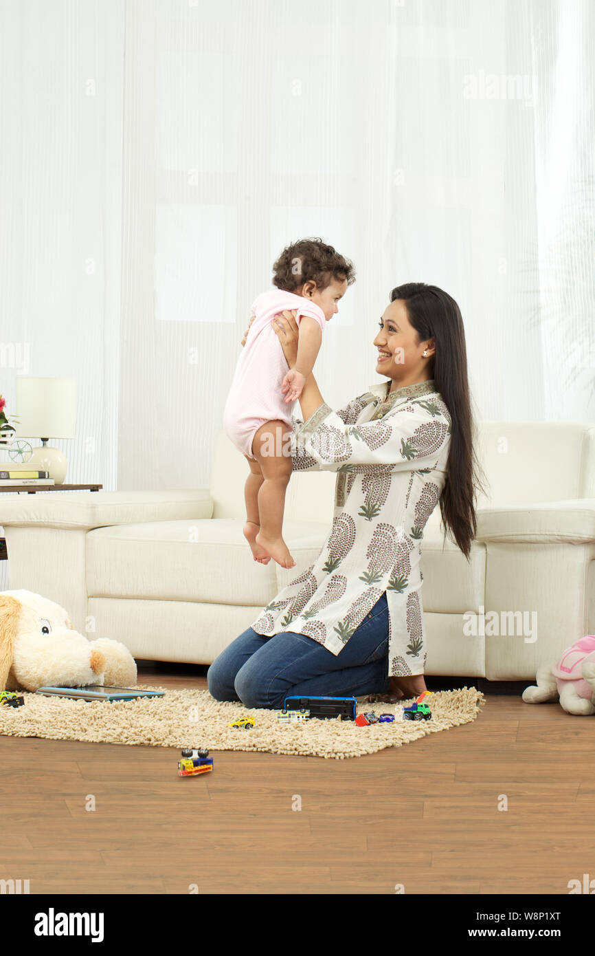 Mère jouant avec son bébé Banque D'Images