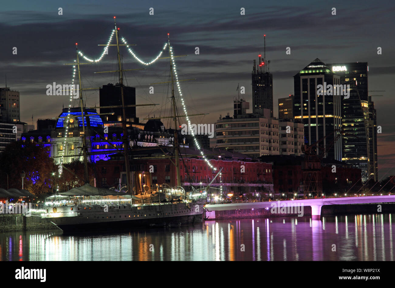 Puerto Madero, vu ici à la nuit, est une destination populaire pour les voyageurs que pour les habitants de la ville d'Amérique du sud de Buenos Aires, Argentine Banque D'Images