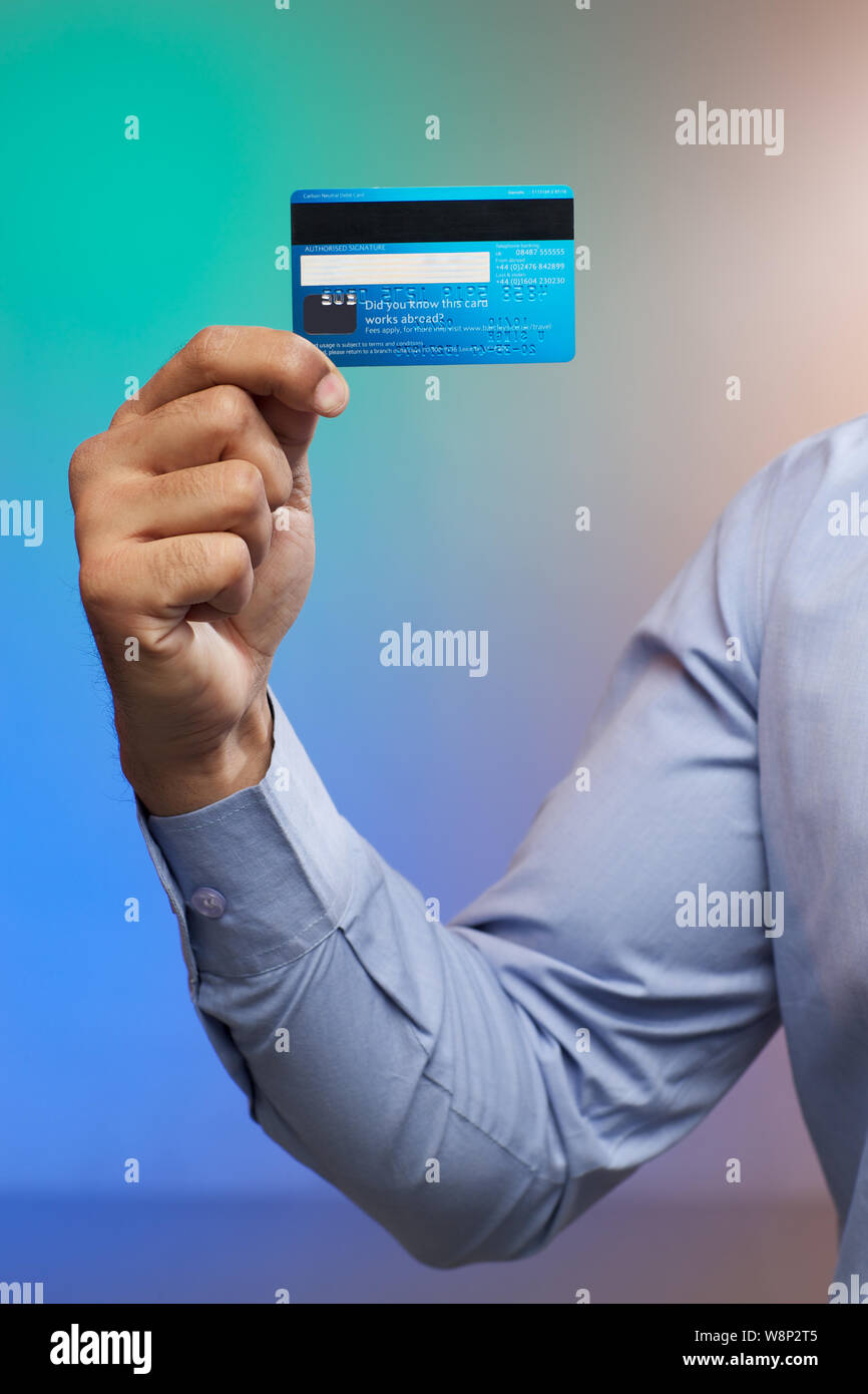 Businessman montrant une carte de crédit Banque D'Images