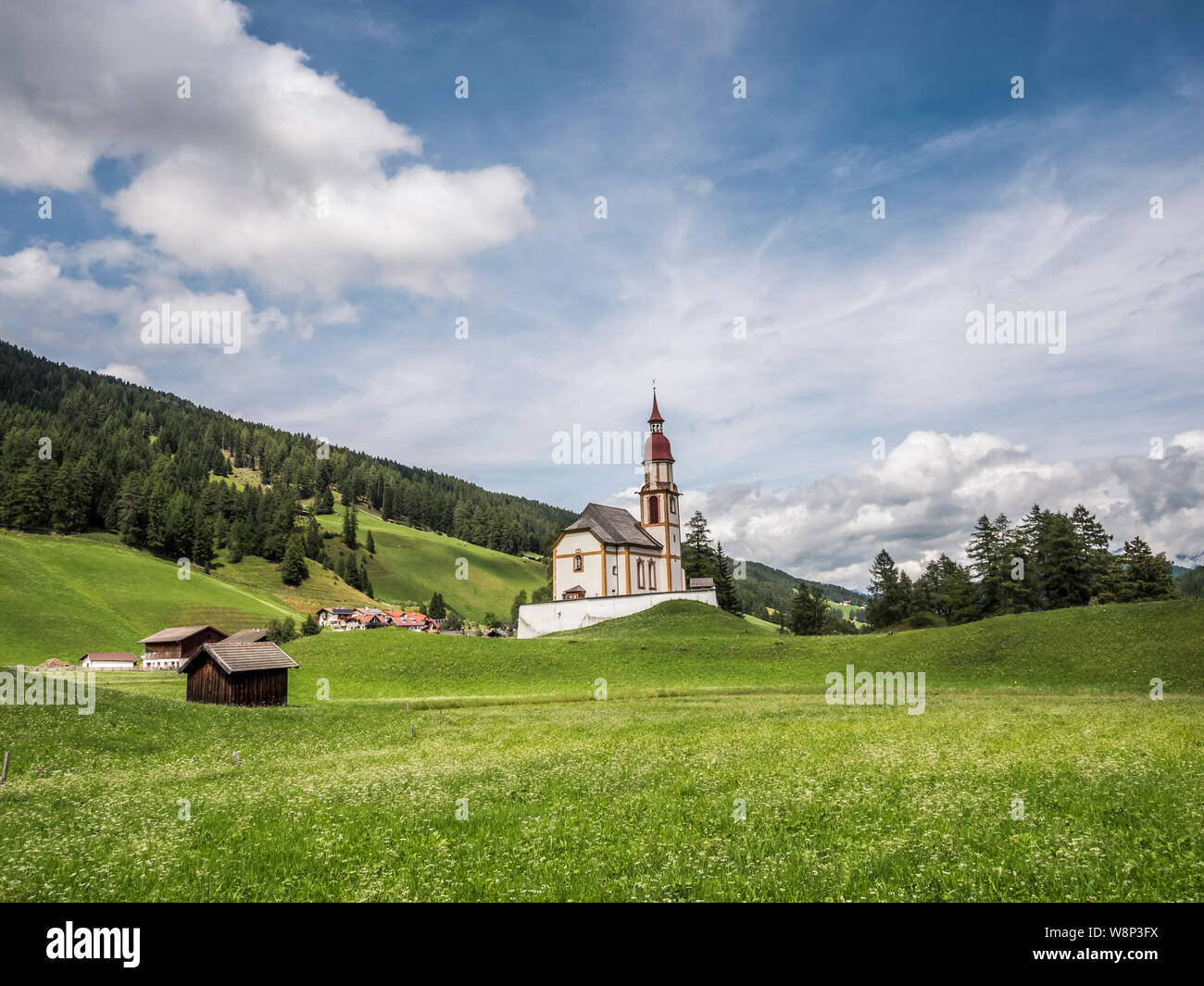 La charmante église de St Nicolas à la tête de l'Obernberg vallée près de Steinach am Brenner dans le Tyrol autrichien. Banque D'Images