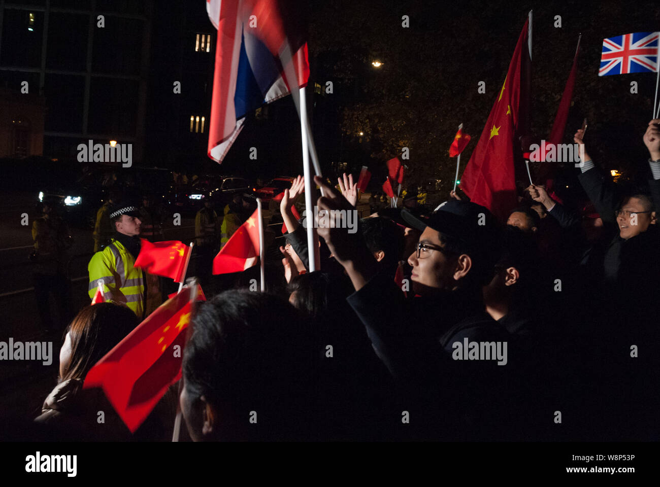 Mandarin Oriental Hyde Park, Londres, UK. 19 octobre, 2015. Le président chinois Xi Jinping et son épouse Peng Liyuan arrivent au Mandarin ou Banque D'Images
