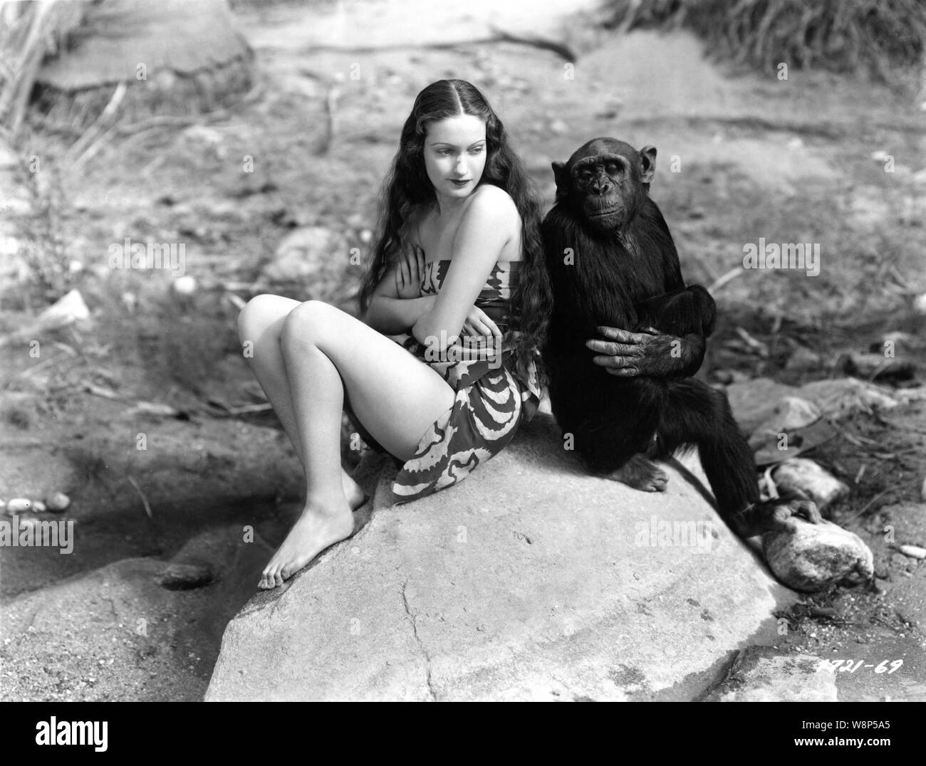 DOROTHY LAMOUR comme Tura avec JIGGS le chimpanzé comme Gaga dans sa jungle LOVE 1938 réalisateur George Archainbaud Costumes Edith Head Paramount Pictures Banque D'Images