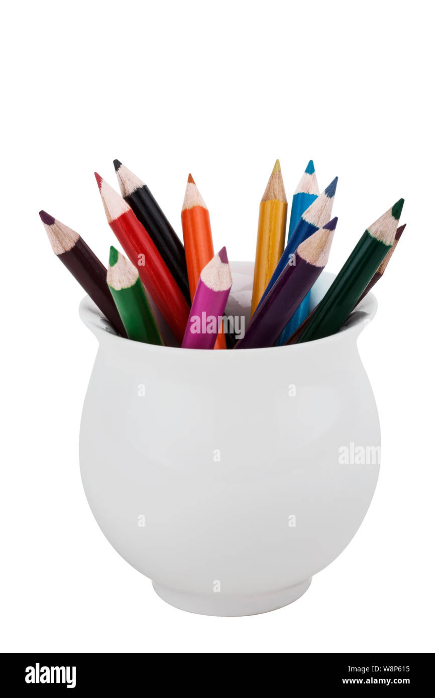 Ensemble de crayons de couleur dans le vase blanc isolé sur fond blanc Banque D'Images