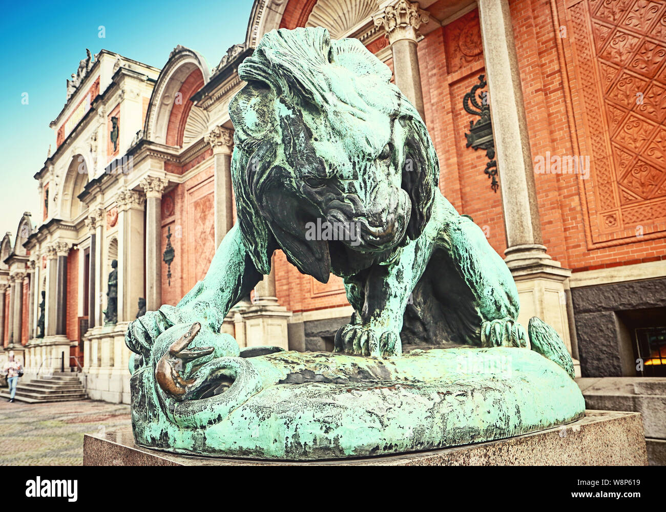 Statue en bronze d'un lion luttant contre un serpent (1832) en face de Ny Carlsberg Glyptotek à Copenhague, Danemark Banque D'Images