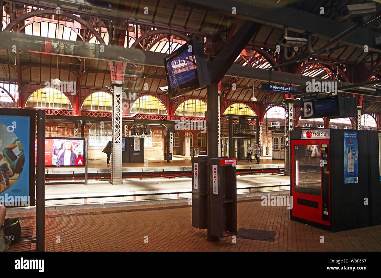 Copenhague, Danemark - 16 juin 2019 la gare centrale de Copenhague, les quais de gare couverts par le chemin de fer toit voûté typique construit en 1911 par Heinrich W Banque D'Images