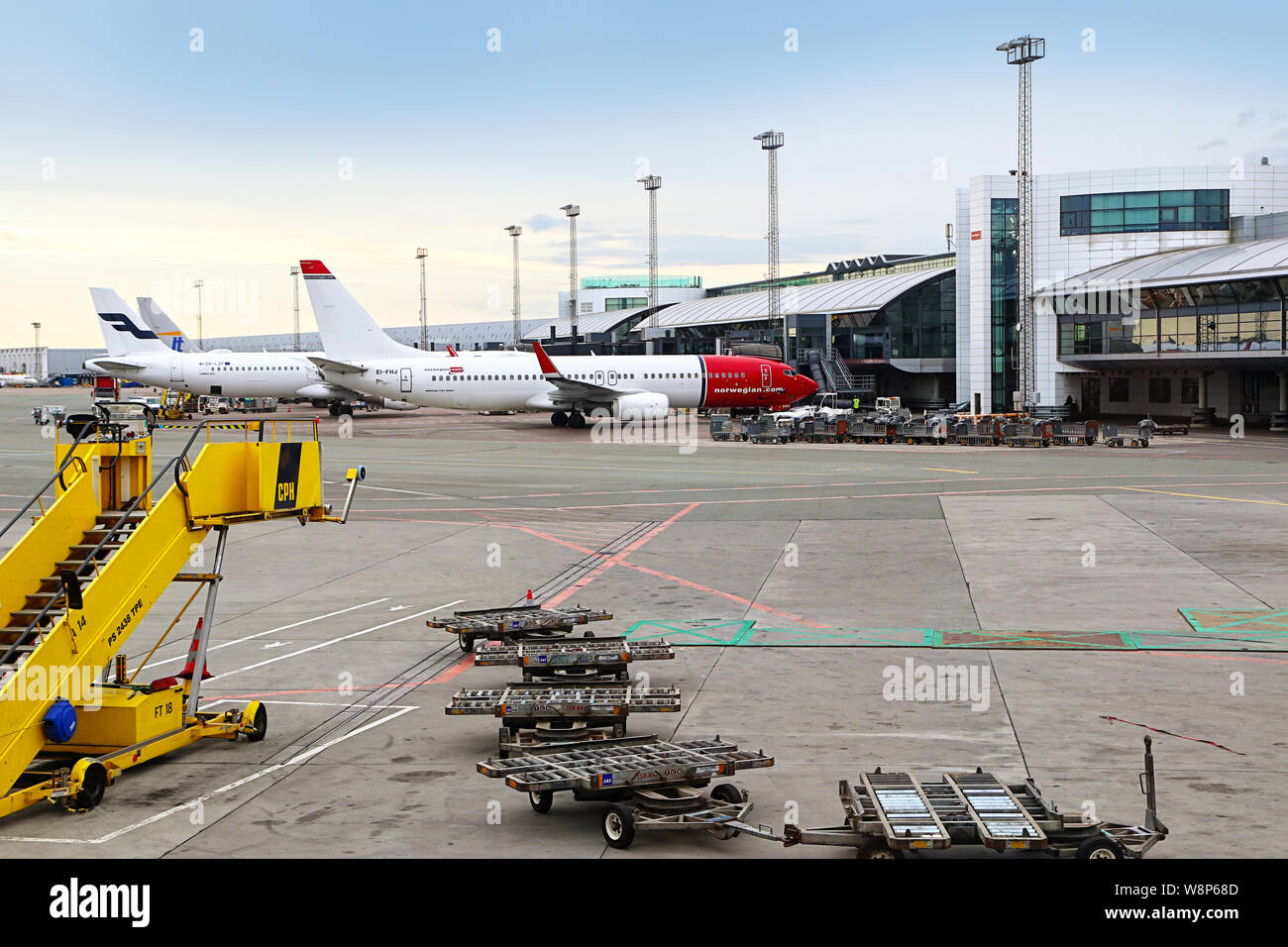 Copenhague, Danemark - 16 juin 2019 l'aéroport international de Copenhague : les avions connecté au départ des ponts de passagers prêt à Banque D'Images