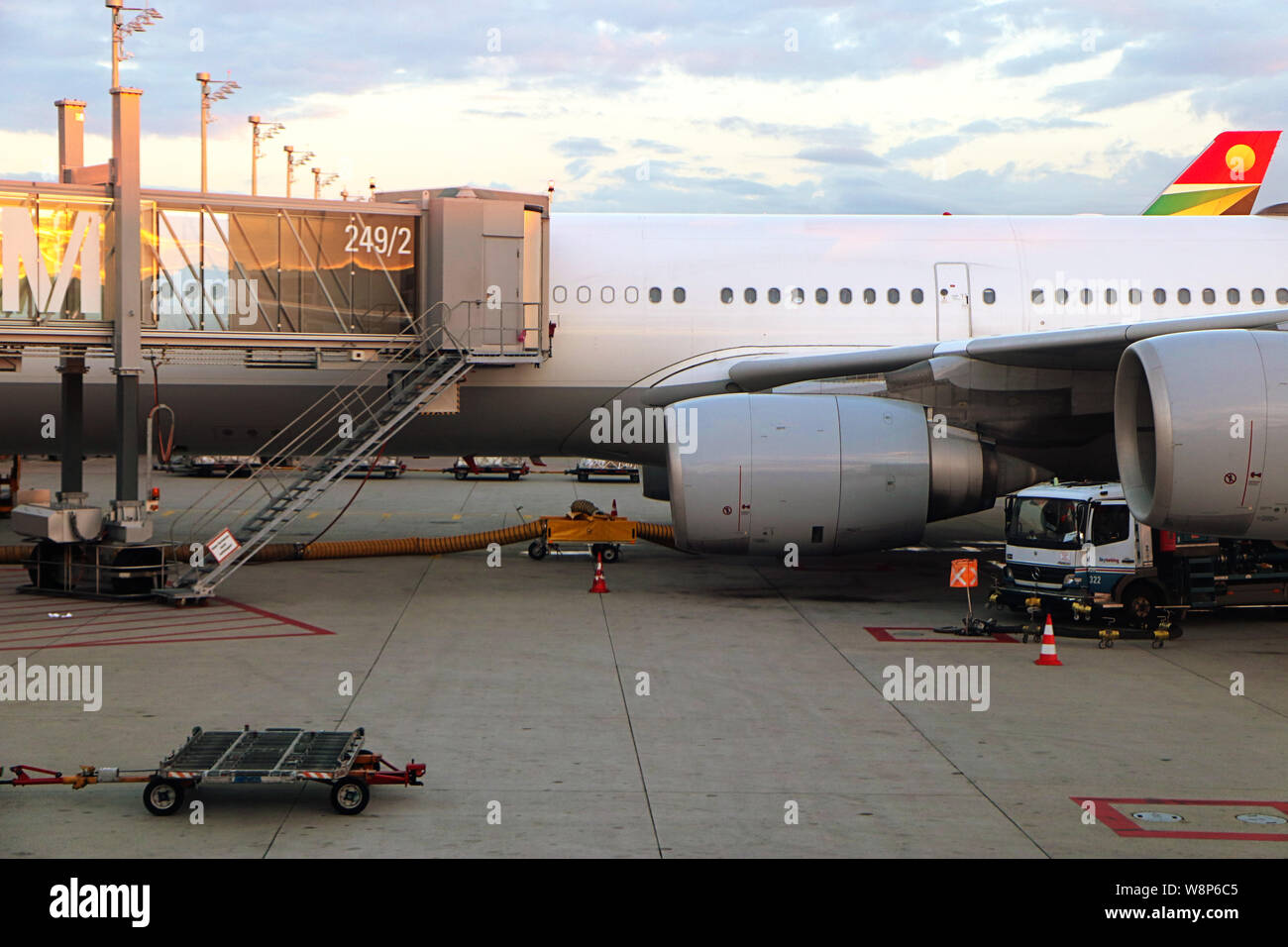MUNICH, ALLEMAGNE - le 16 juin 2019, l'aéroport international de Munich : avion connecté à la passerelle de débarquement prêts à embarquer et de départ Banque D'Images