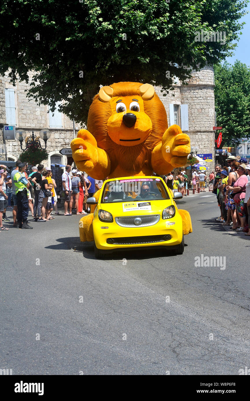 Passage d'une voiture de la banque LCL dans la caravane du Tour de France à Anduze Banque D'Images