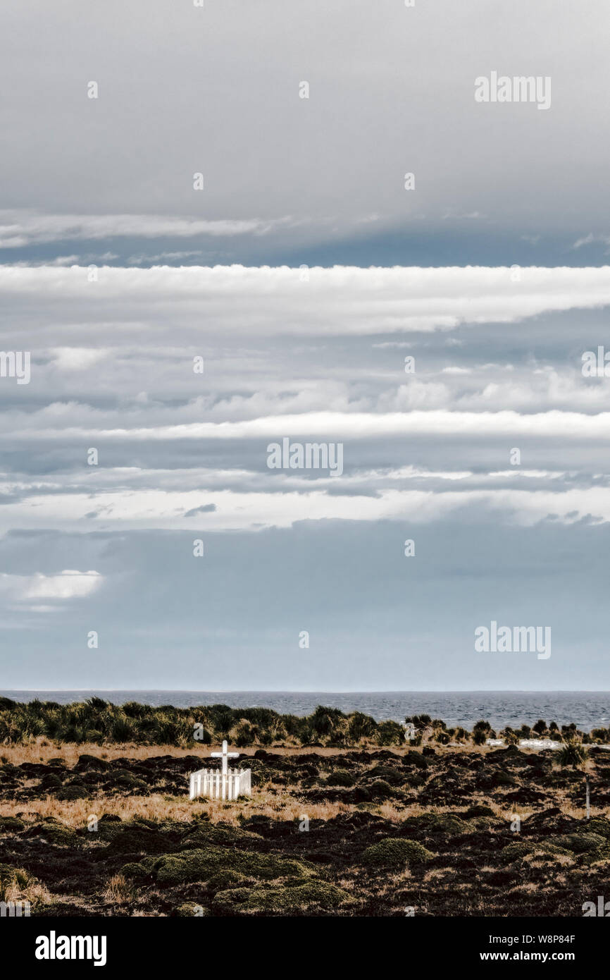 Avis de clôture et cross à tombe de français Alexandre Dugas qui s'est suicidé en 1929, l'île de Sea Lion, dans les îles Falkland Banque D'Images