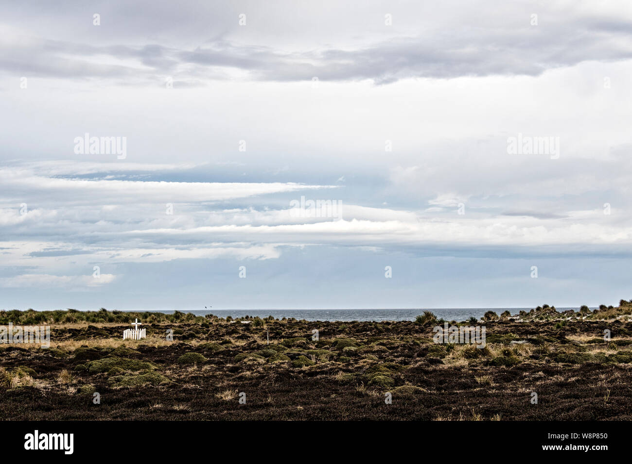 Avis de clôture et cross à tombe de français Alexandre Dugas qui s'est suicidé en 1929, l'île de Sea Lion, dans les îles Falkland Banque D'Images