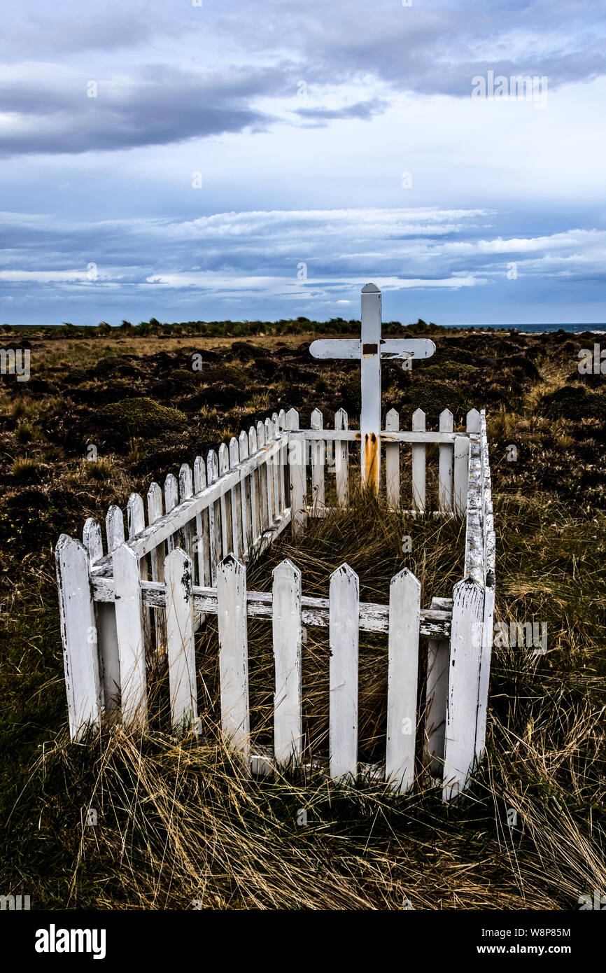 Avis de clôture et cross à tombe de français Alexandre Dugas qui s'est suicidé en 1929, l'île de Sea Lion, dans les îles Falkland Banque D'Images