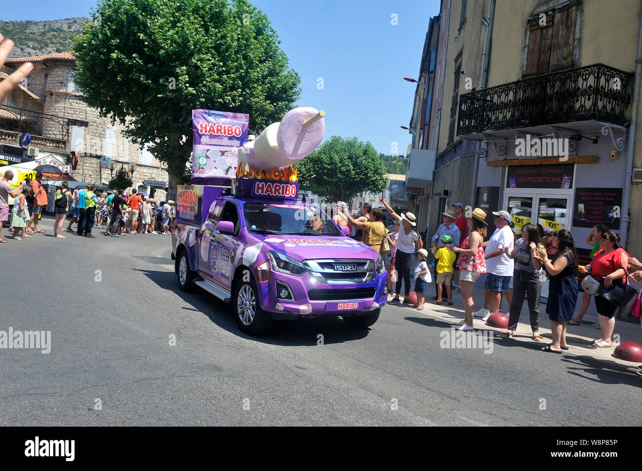 Passage d'une voiture publicitaire Haribo dans la caravane du Tour de France à Anduze Banque D'Images