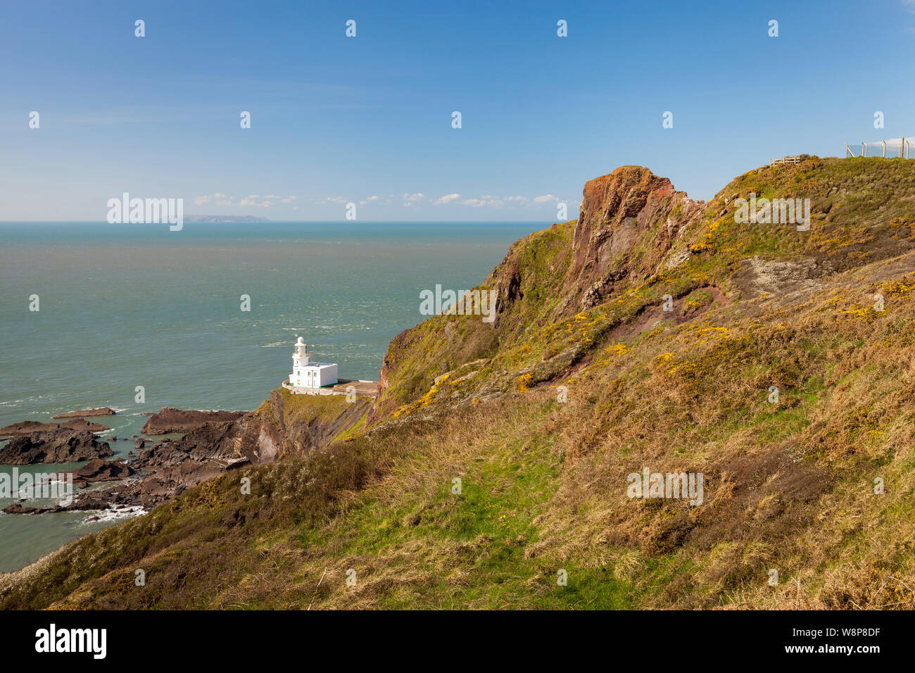 Hartland Point Lighthouse sur le littoral de North Devon, Angleterre Banque D'Images