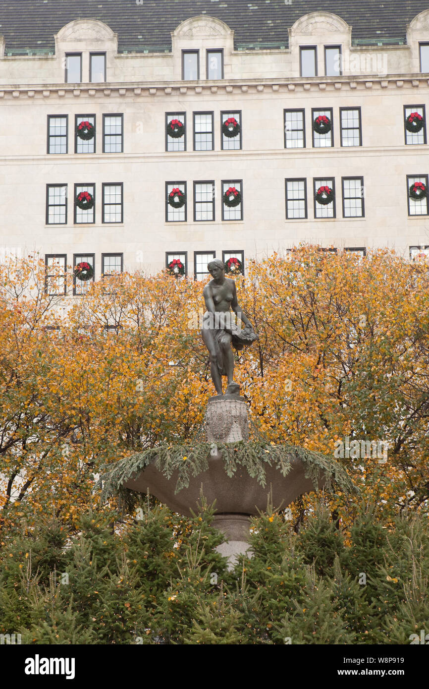 Statue de Pulitzer en face de la Plaza Hotel, New York Banque D'Images