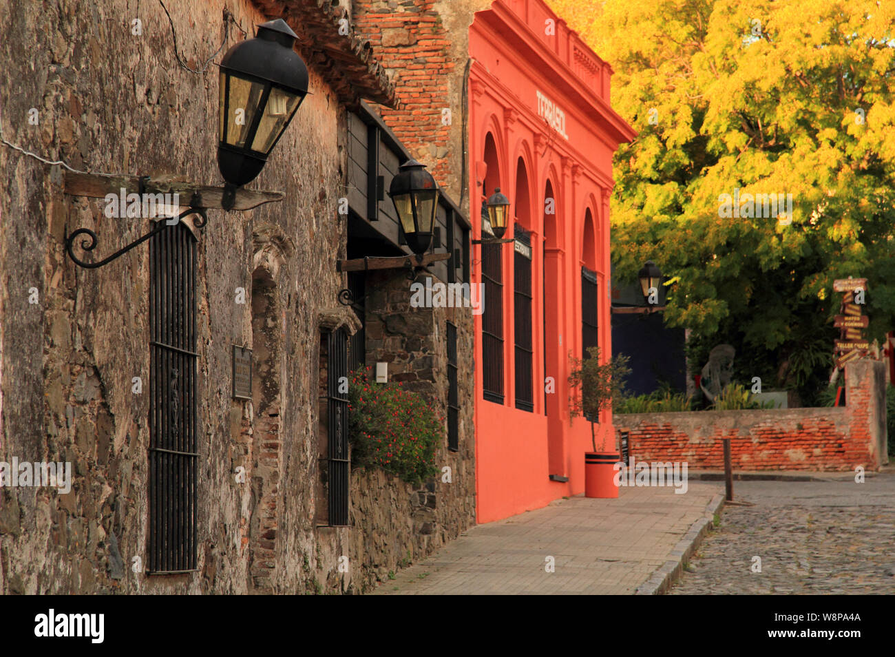 Ruines anciennes, rues pavées pittoresques, et le portugais et l'architecture espagnole constituent certaines des fonctionnalités de premier de Colonia del Sacramento en Uruguay Banque D'Images