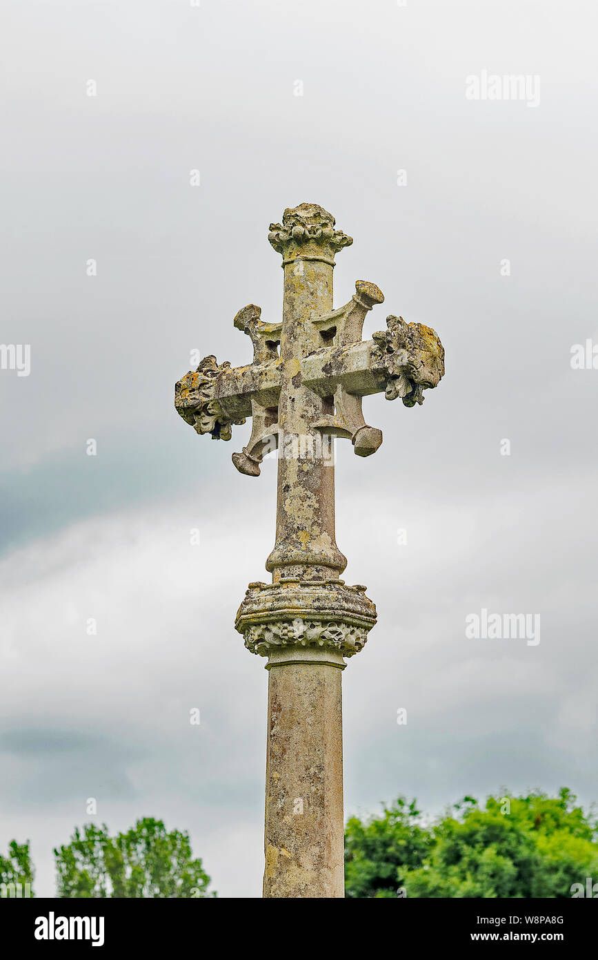 Croix du Souvenir au cimetière, village de Cobham, Kent, Royaume-Uni Banque D'Images