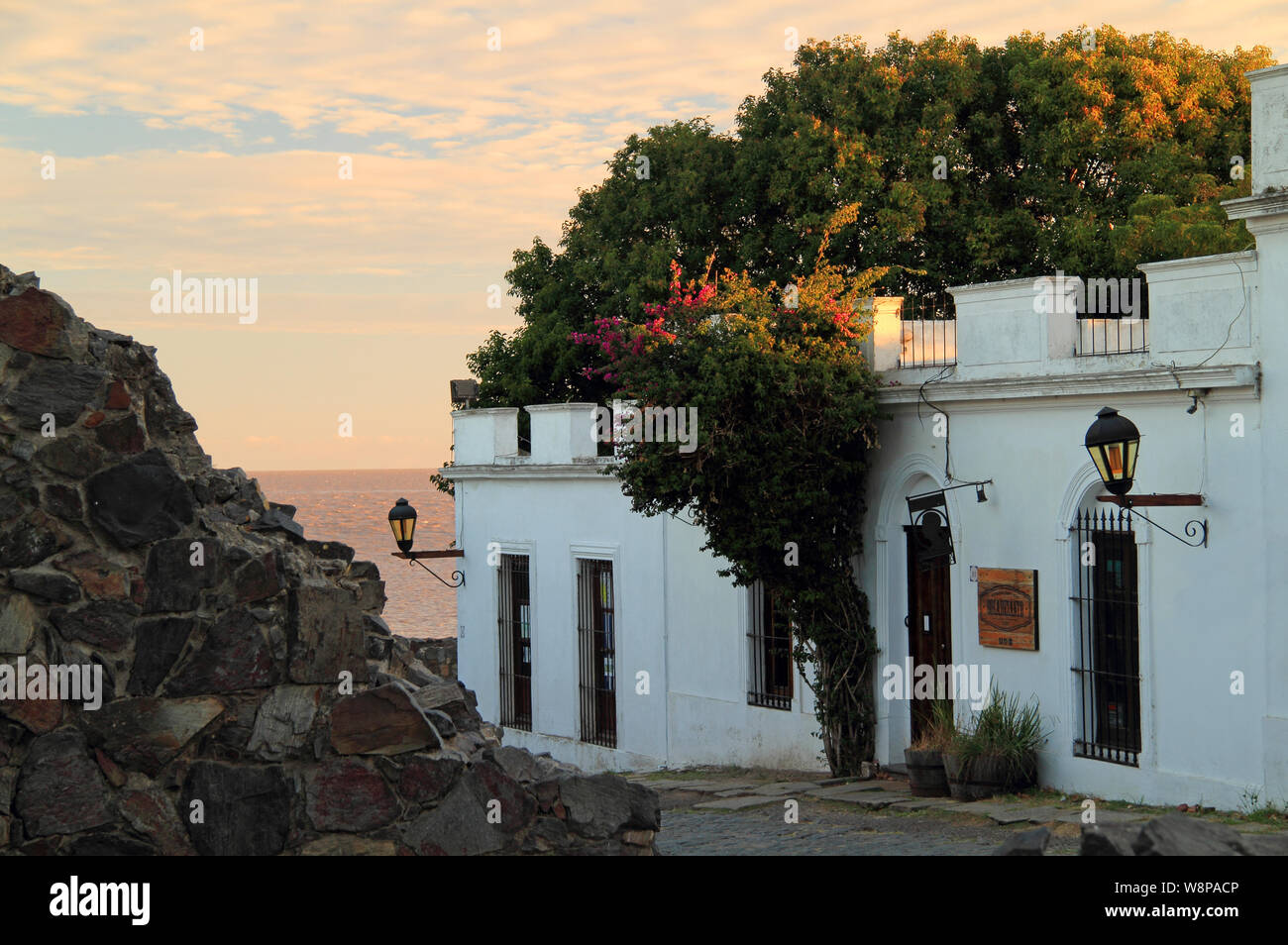 Ruines anciennes, rues pavées pittoresques, et le portugais et l'architecture espagnole constituent certaines des fonctionnalités de premier de Colonia del Sacramento en Uruguay Banque D'Images