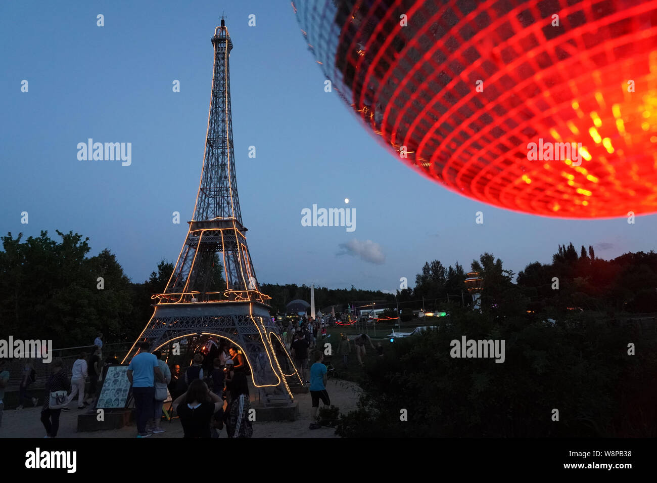 Lichtenstein, Allemagne. 10 août, 2019. Le modèle de la Tour Eiffel (Paris/France) est allumé dans le mini monde nuit à Lichtenstein. Tous les modèles ont été allumés à l'heure bleue. Crédit : Peter Endig/dpa-Zentralbild/dpa/Alamy Live News Banque D'Images
