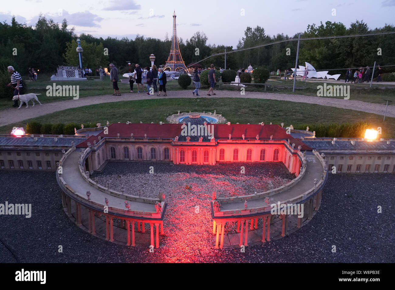 Lichtenstein, Allemagne. 10 août, 2019. Le modèle de château Sanssouci (Allemagne) est allumé dans le mini monde nuit à Lichtenstein. Tous les modèles ont été allumés à l'heure bleue. Crédit : Peter Endig/dpa-Zentralbild/dpa/Alamy Live News Banque D'Images