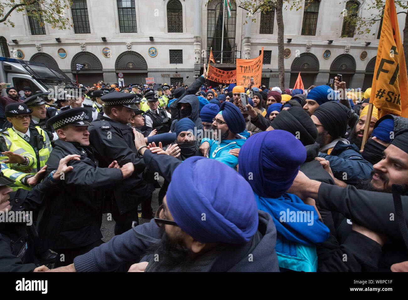 Haut-commissariat de l'Inde, Aldwych, London, UK. 22 octobre, 2015. Des centaines de Sikhs britanniques se sont heurtés à la police à l'extérieur de l'Inde Haut-commissariat au cen Banque D'Images