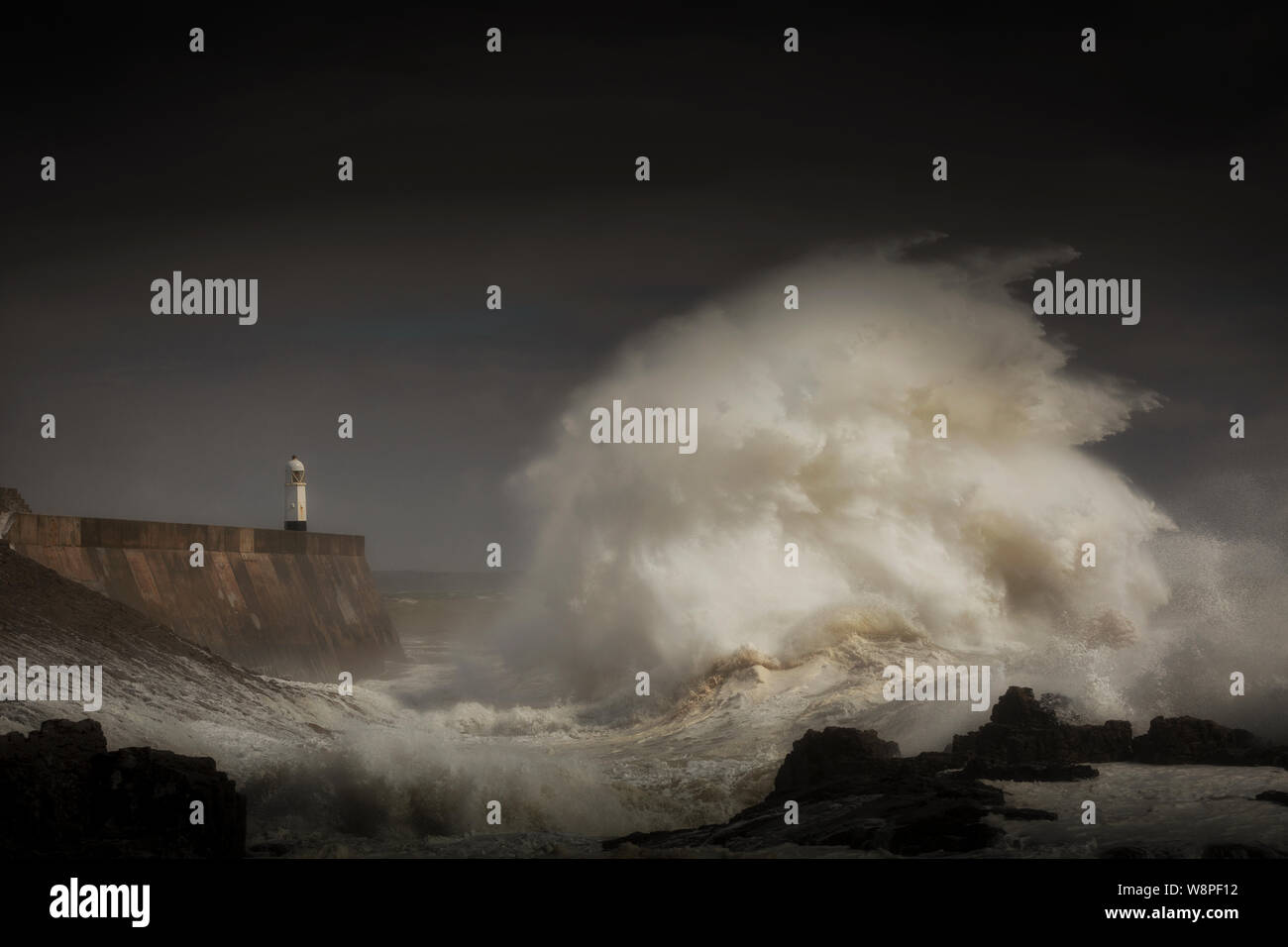 Des vagues de tempête et phare de Porthcawl Banque D'Images