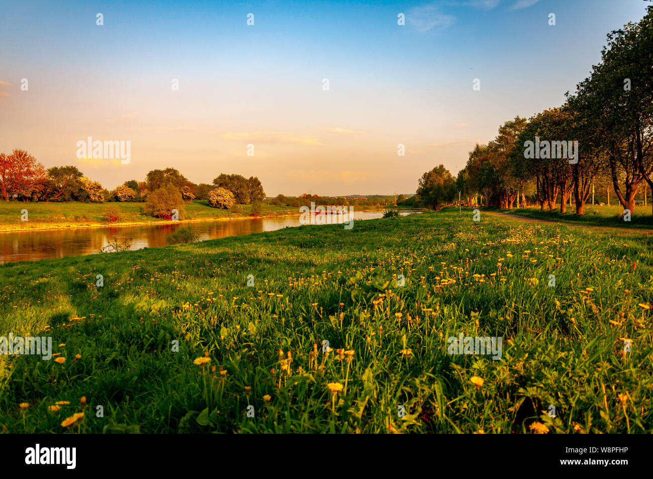 Beau paysage de la rivière était déjà assez dans la ville de Bad Oeynhausen, Allemagne Banque D'Images