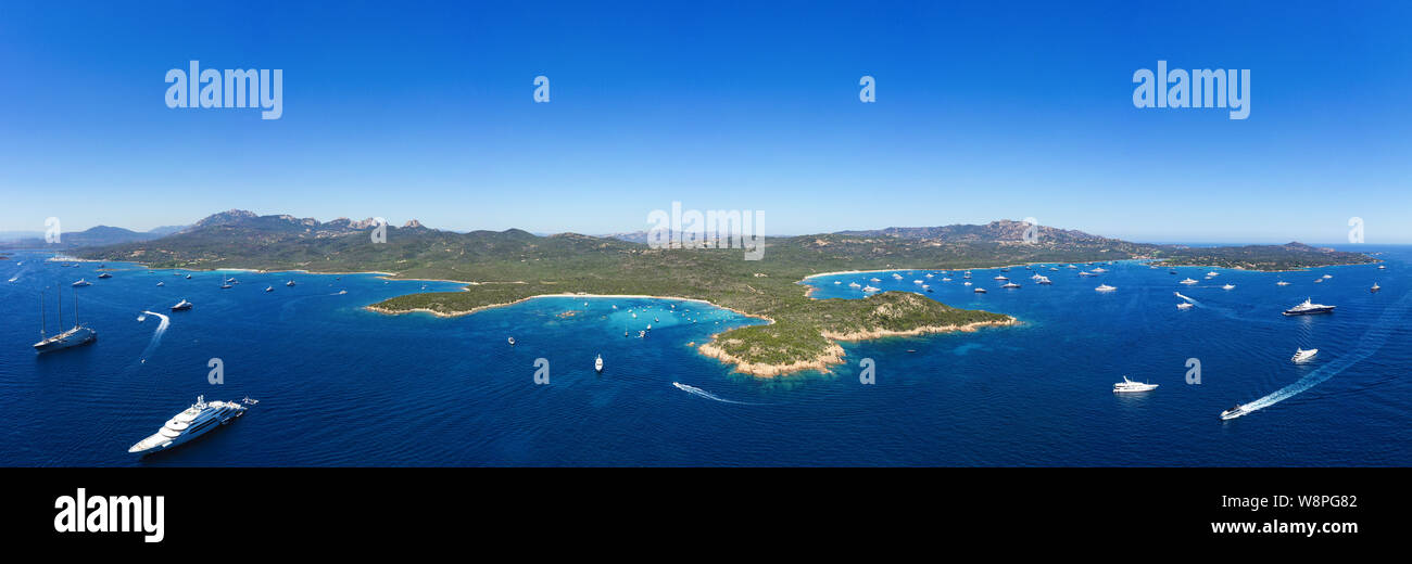 Vue de dessus, une superbe vue panoramique de certaines plages de la Côte d'Émeraude (2085) avec bateaux et yachts à voile de luxe sur une belle mer Banque D'Images