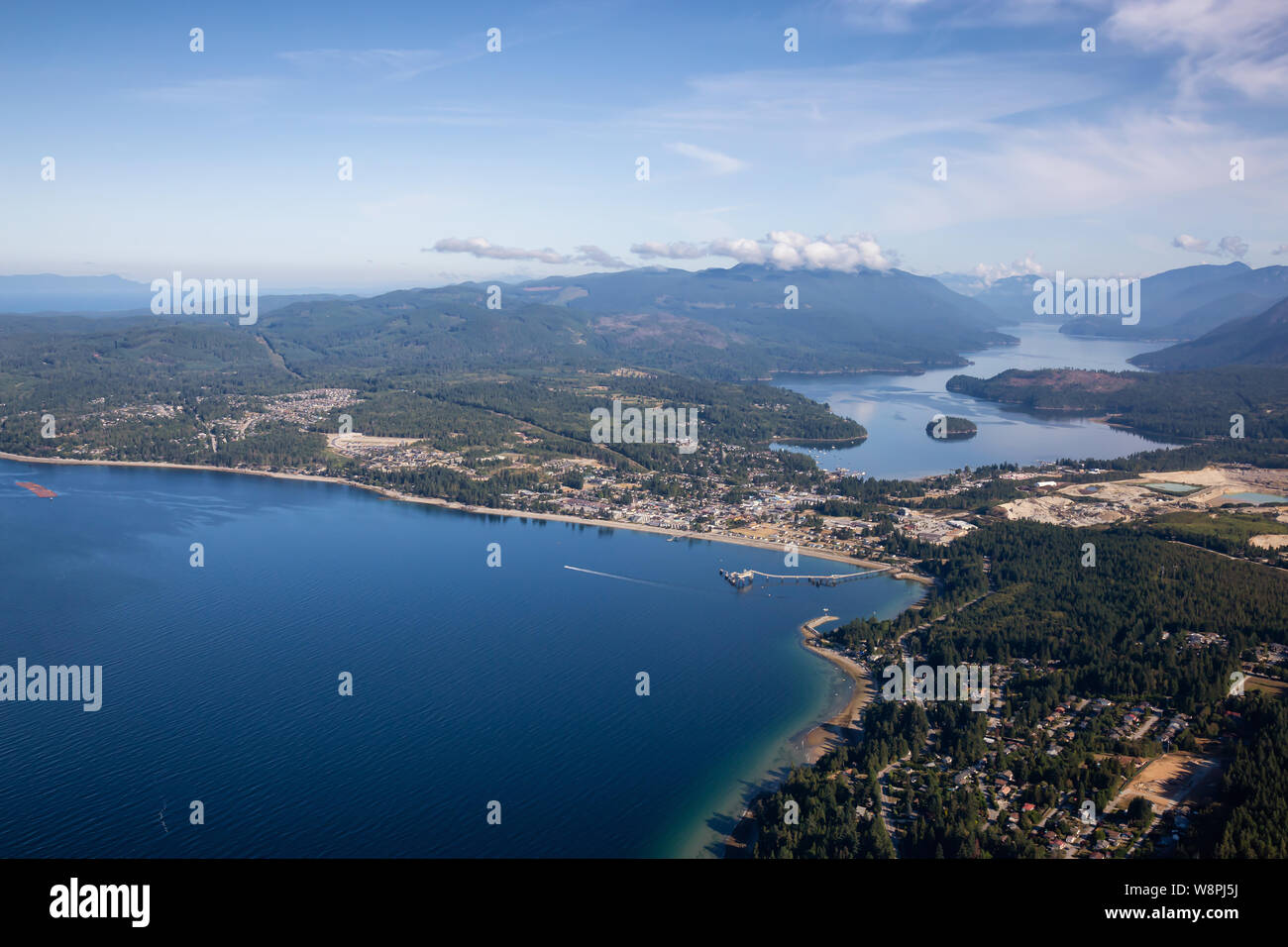 Vue aérienne d'une Sechelt, petite ville sur la Sunshine Coast, situé au nord-ouest de Vancouver, Colombie-Britannique, Canada. Prise lors d'un matin d'été ensoleillé. Banque D'Images