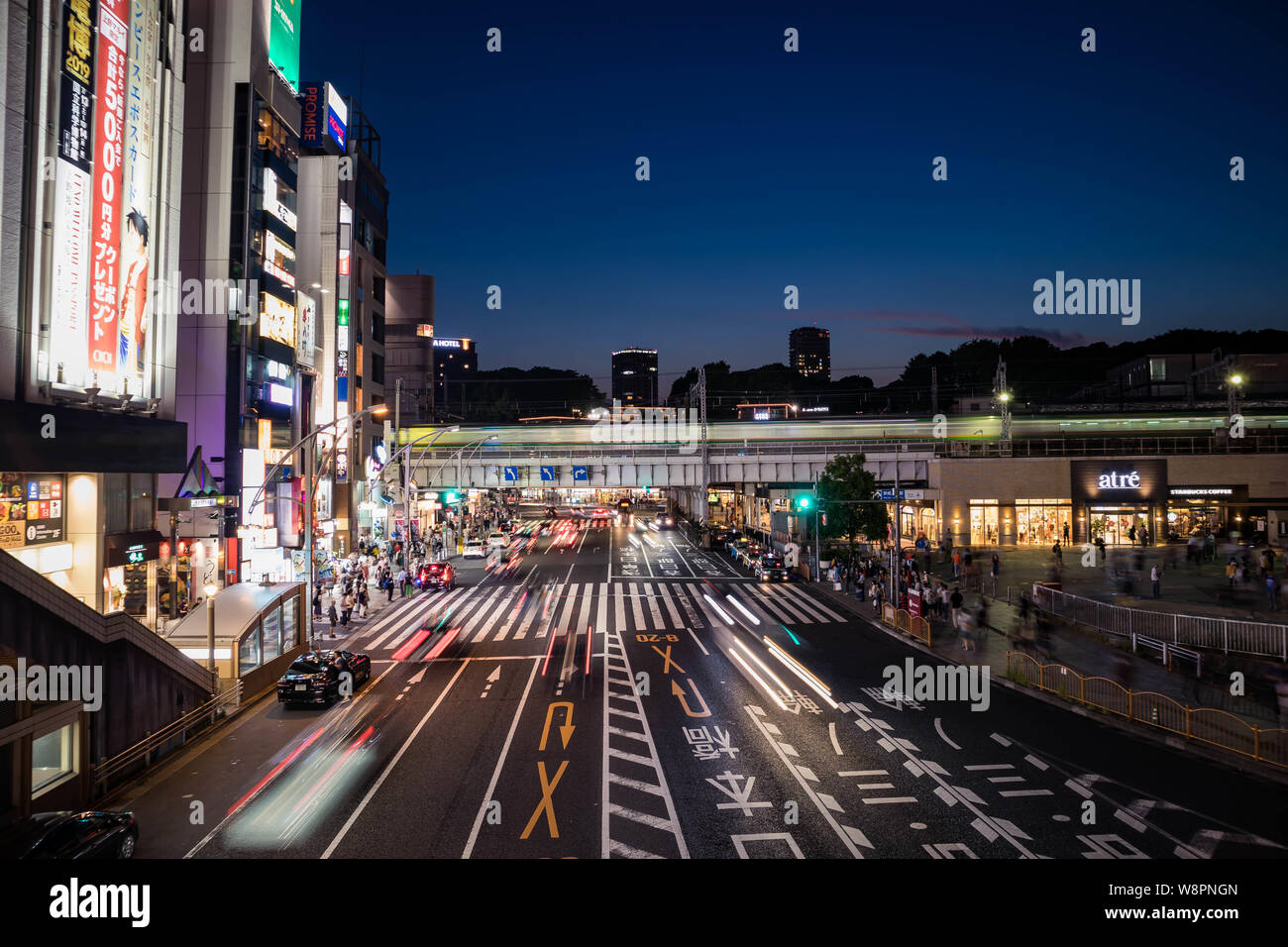 Vue de la Gare de Ueno crossing pendant l'heure bleue. Motion Blur. L'orientation paysage. Banque D'Images