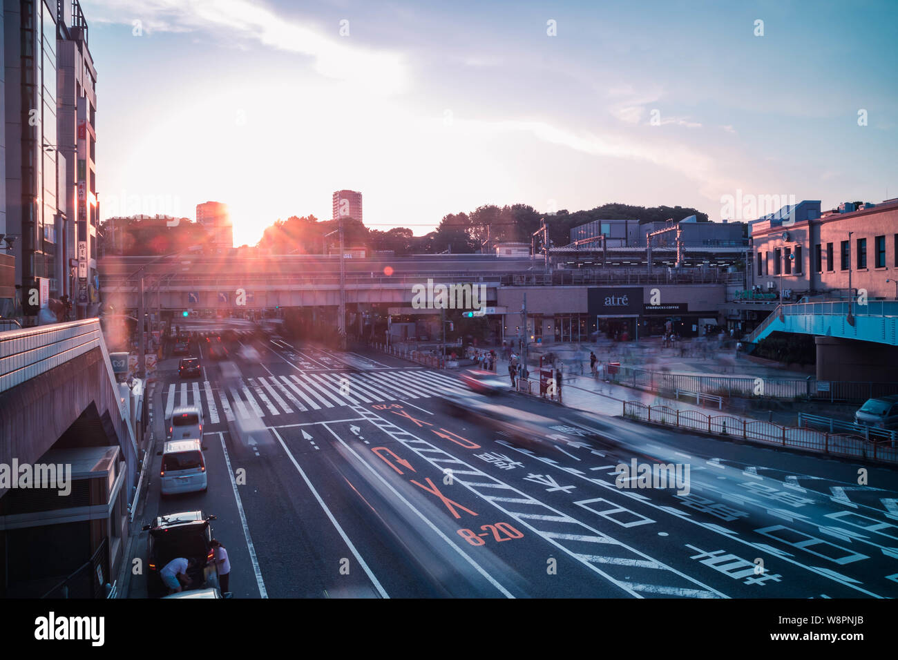 Vue de la Gare de Ueno traverser avant le coucher du soleil. Motion Blur. L'orientation paysage. Banque D'Images