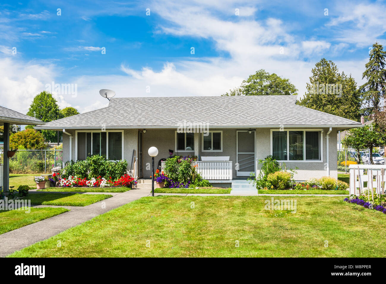 Petite résidence maison en duplex avec cour avant sur la voie en béton Banque D'Images