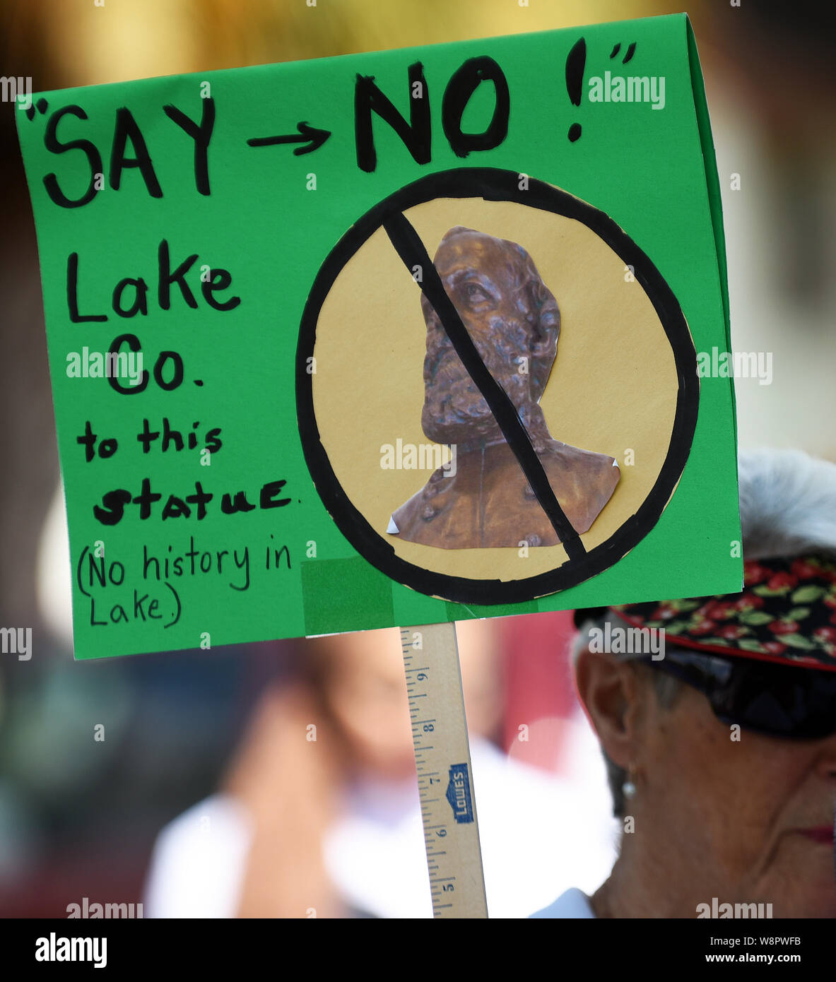 Tavares, United States. 10 août, 2019. Une femme est titulaire d'une plaque au cours de l'Unite pour ce qui marche contre le placement d'une statue du général confédéré Edmund Kirby Smith dans le Lake County Historical Museum. Les dirigeants locaux ont voté 3-2 pour abriter la statue du général confédéré qui a été dans le National Statuary Hall à la capitale américaine, où il est remplacé l'année prochaine avec l'un de l'éducateur américain et défenseur des droits civils Mary McLeod Bethune. Credit : SOPA/Alamy Images Limited Live News Banque D'Images