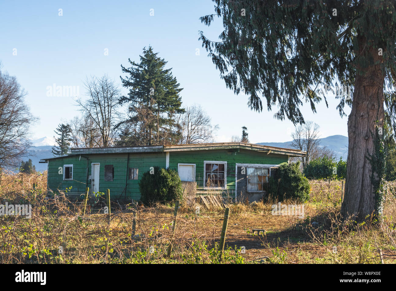 Vieille maison abandonnée en mauvais état par beau jour d'automne froid acheter. Banque D'Images