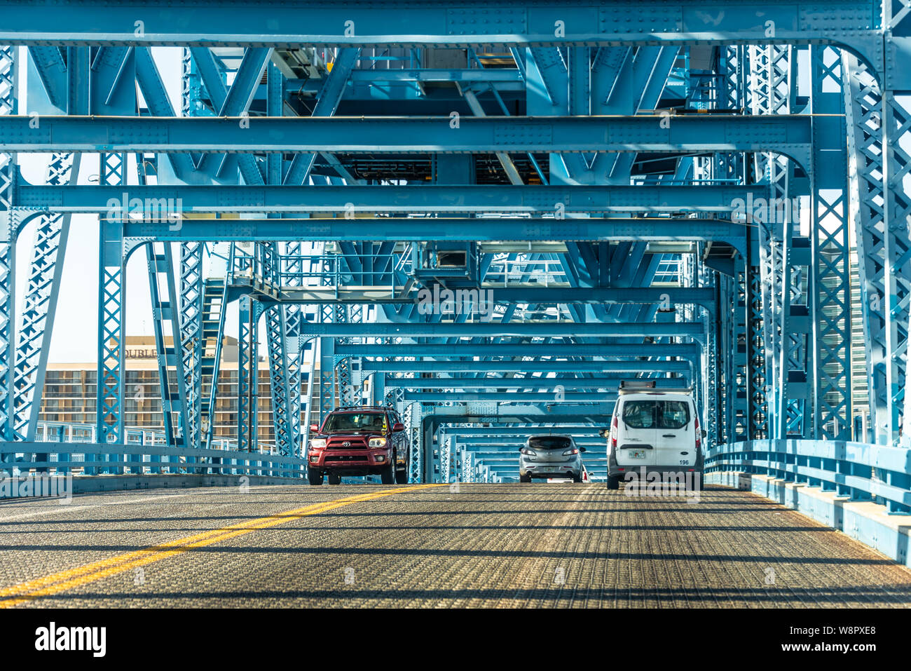 Véhicules traversant la rivière St-Jean au centre-ville de Jacksonville, Floride via le pont de la rue principale (officiellement le John T. Alsop Jr. Pont.) Banque D'Images