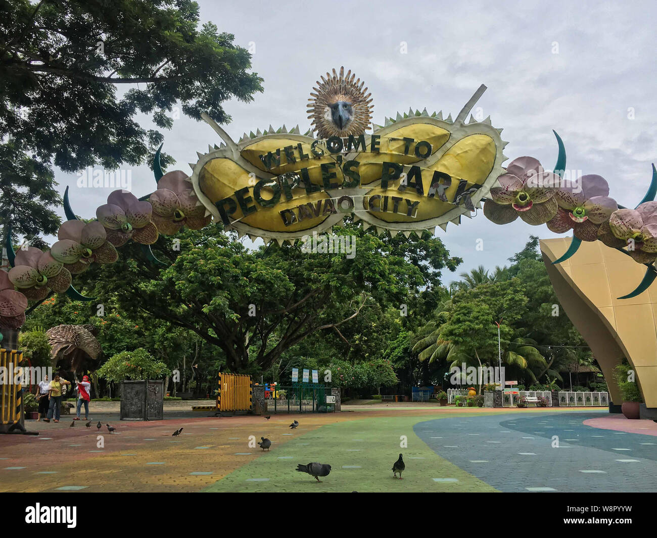 15 juin 2019 Philippines : Le Davao-arch Bienvenue au parc des peuples à Davao Philippines avec des pigeons sur le terrain Banque D'Images
