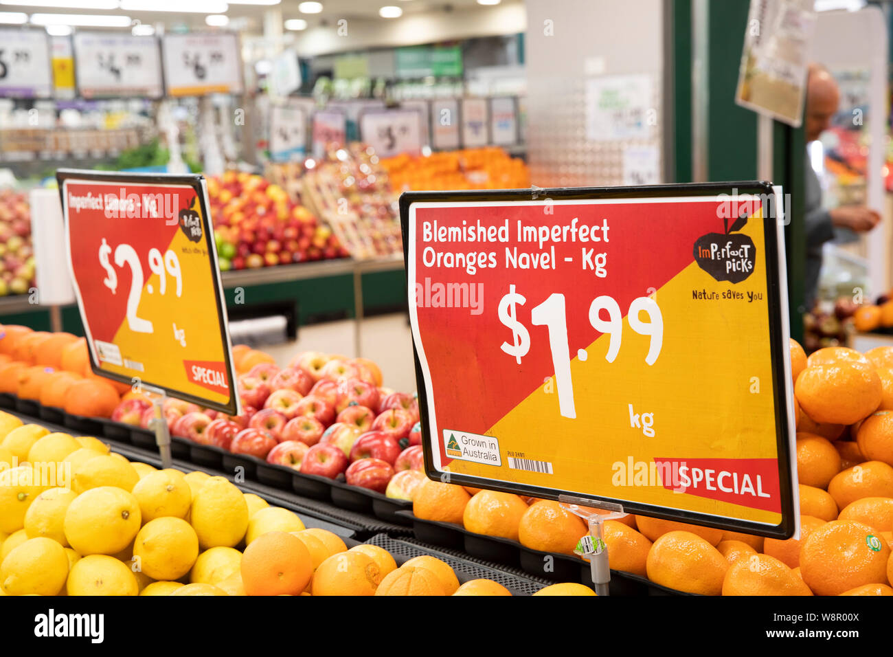 De nouvelles oranges et citrons imparfaits taillés en vente dans un supermarché de Sydney à prix réduit, afin de réduire le gaspillage alimentaire Banque D'Images