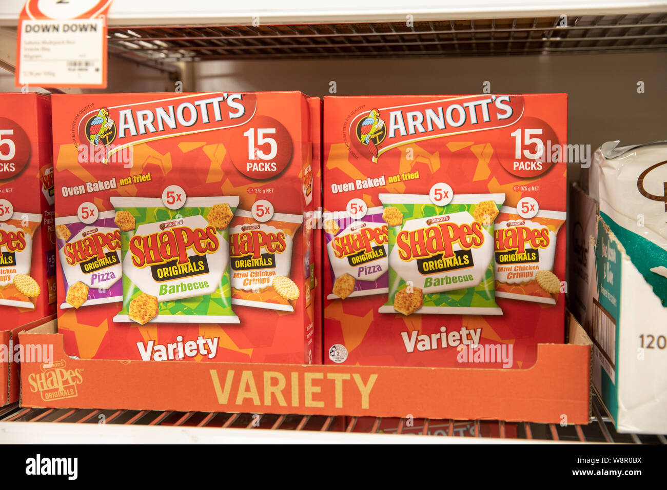 Boîtes de Arnotts formes, 15 sacs dans une boîte, en vente dans un supermarché à Sydney Banque D'Images