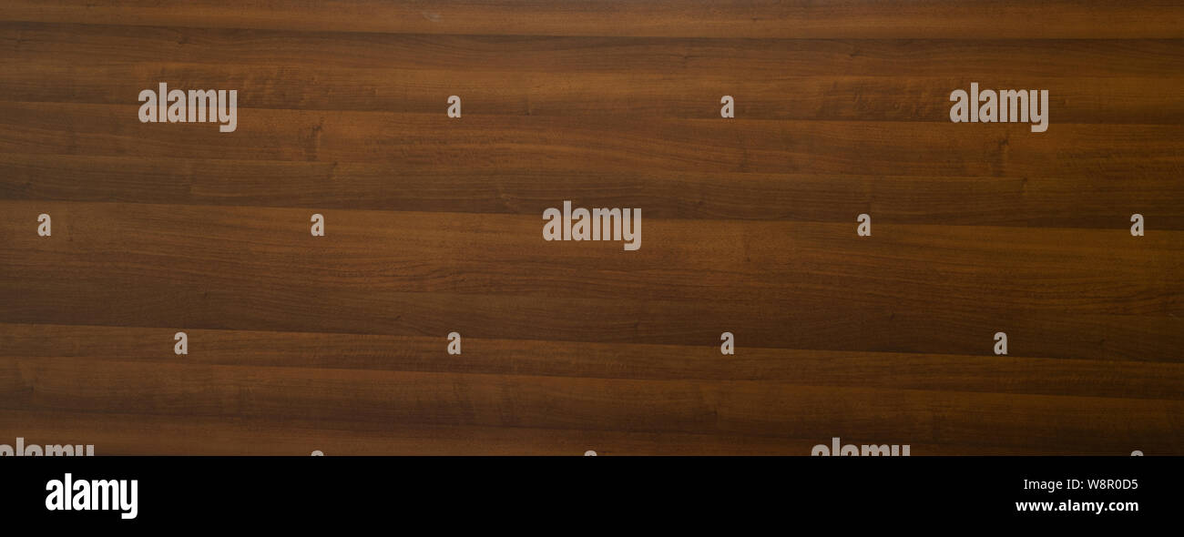 Panneau en bois sombre avec texture woodgrain décoratives horizontales dans un panorama grand angle pour le décor intérieur ou thèmes menuiserie Banque D'Images