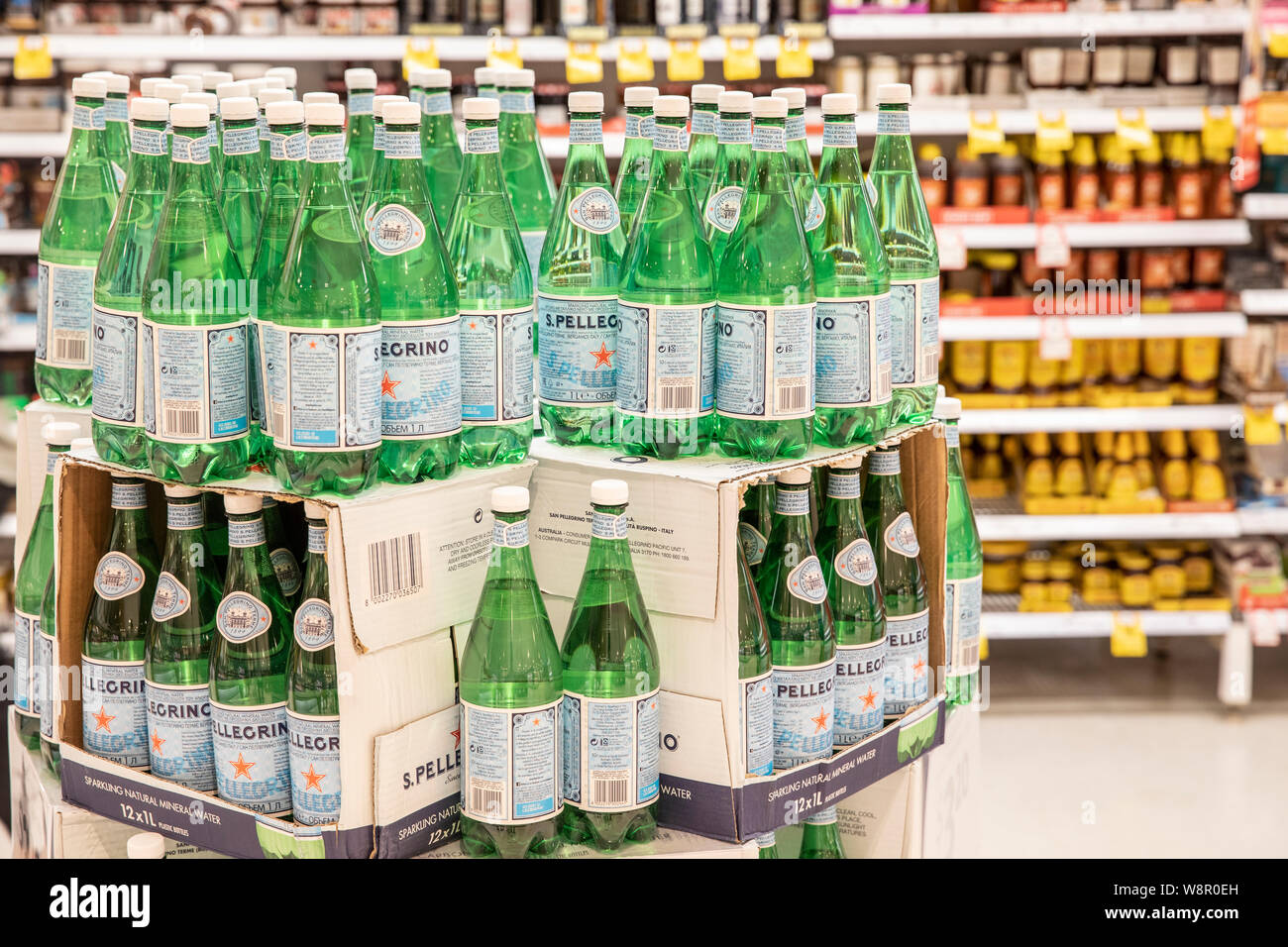 Bouteilles de San Pellegrino eau minérale gazeuse affiche dans un supermarché coles à Sydney Banque D'Images