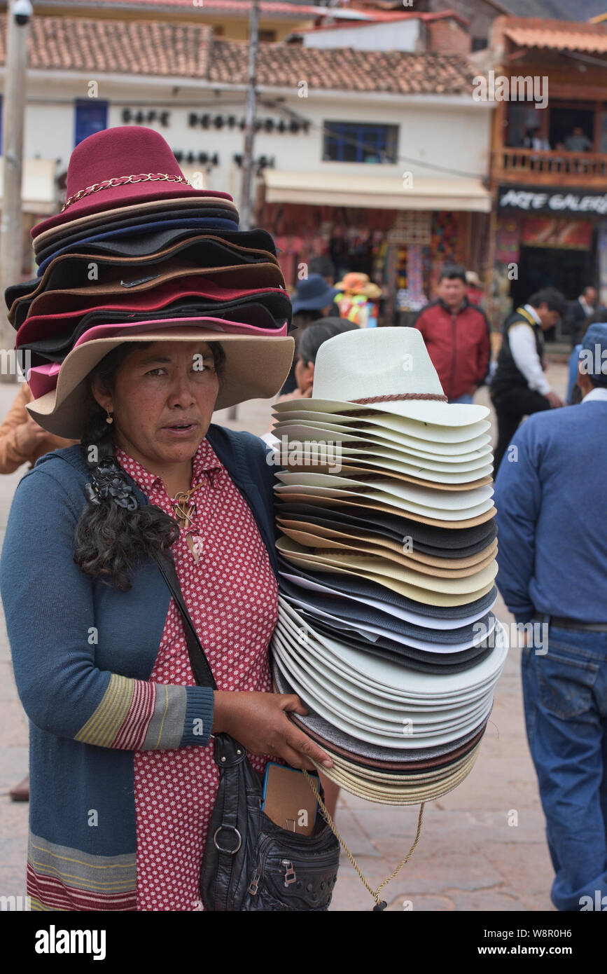 Hat vendeur au marché intérieur de l'Urubamba, Vallée Sacrée, Pérou Banque D'Images