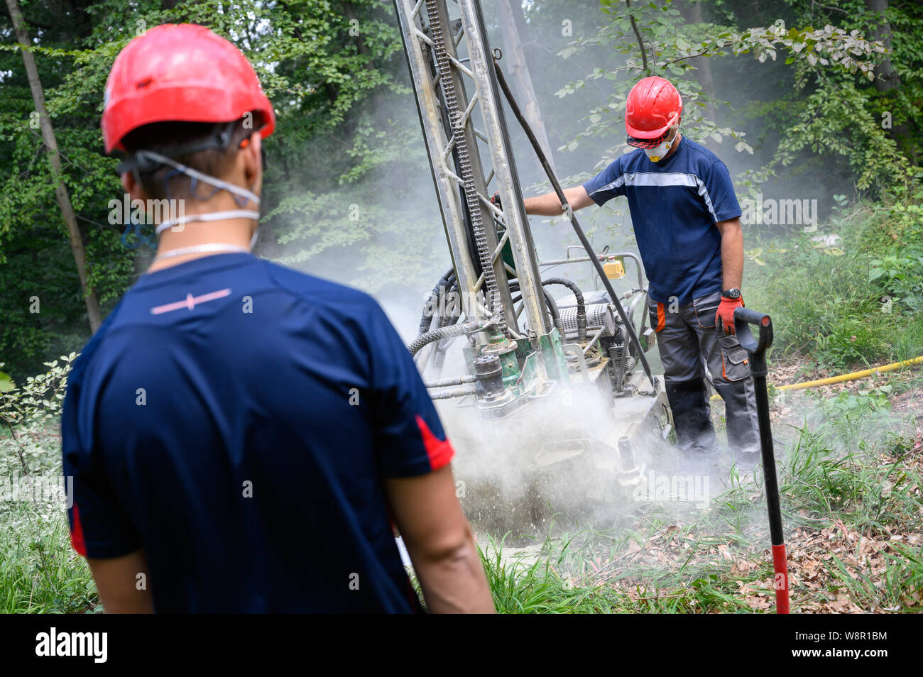 Wittmar, Allemagne. Le 08 août, 2019. Deux hommes l'exploitation d'un exercice que des exercices à 15 mètres de profondeur de trou place une charge explosive qui est utilisé pour mesurer la structure du sol autour de l'Asse 2 nucléaire final référentiel. Autour de 6500 les charges d'explosifs doivent être distribués dans la forêt. 45 000 capteurs sismographiques seront ensuite diffusées sur le site pour enregistrer les vibrations de l'explosion. Credit : Christophe Gateau/dpa/Alamy Live News Banque D'Images