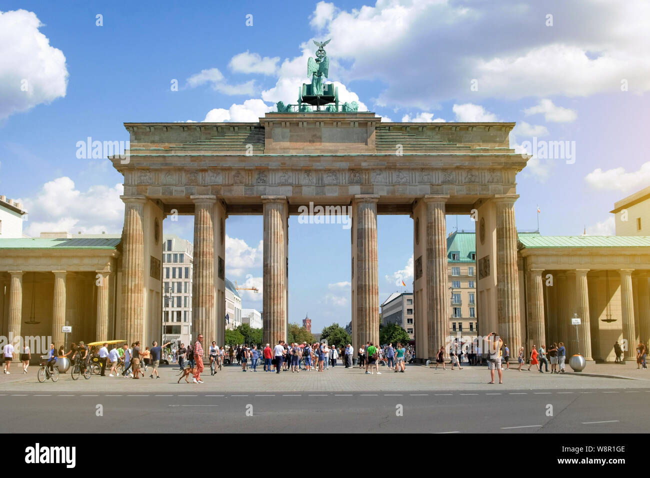 Berlin, Allemagne - Juin 2019 : les gens sur rue à Brandenburger Tor sur journée d'été à Berlin, Allemagne Banque D'Images