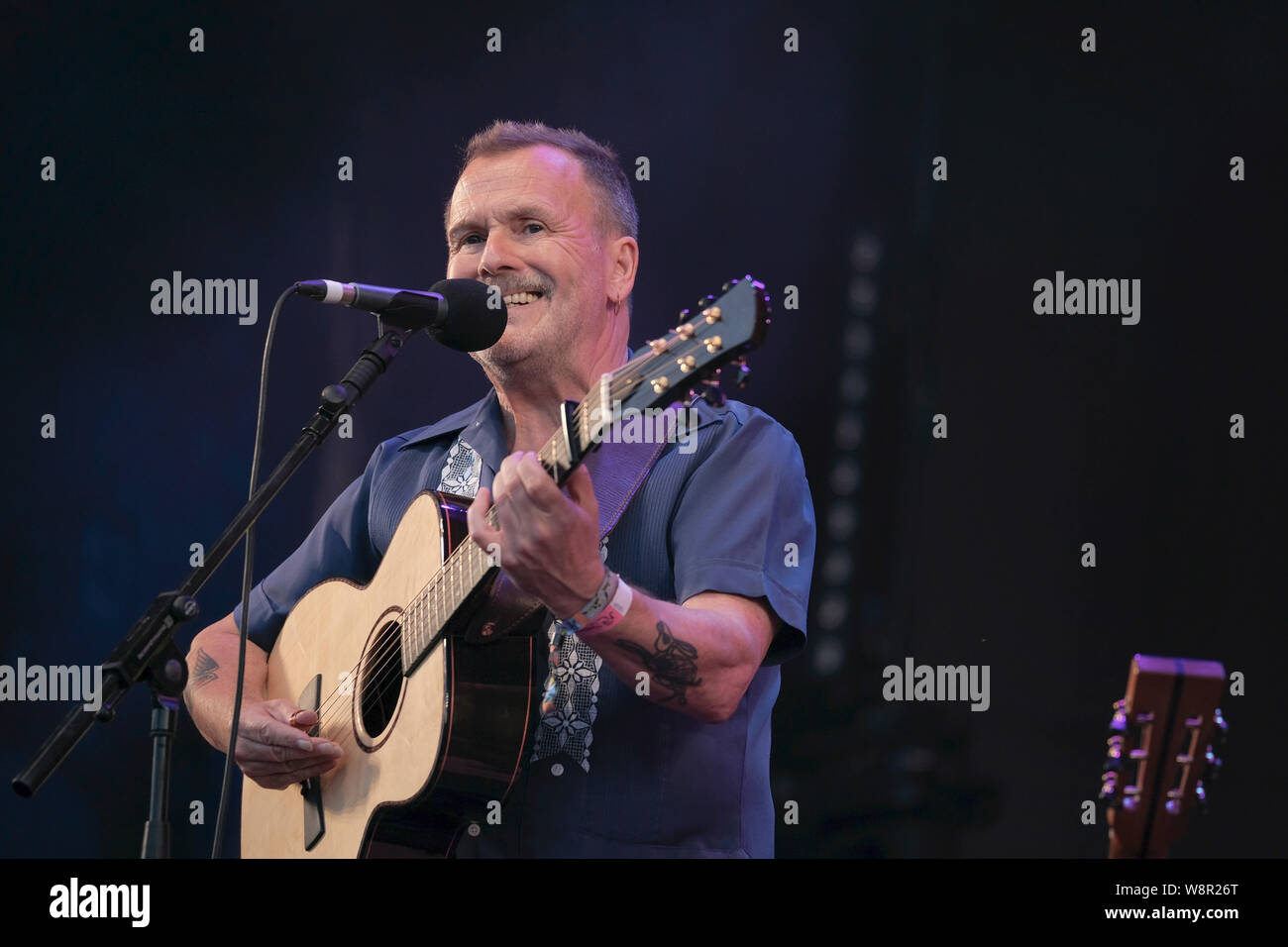 Martin Stewart Simpson, chanteuse folk anglais, le guitariste et compositeur et neuf fois vainqueur de BBC Radio 2 Folk Awards, artiste de l'année il se produit sur scène à la Fairport Convention pendant la Cropredy Festival à Banbury. Banque D'Images